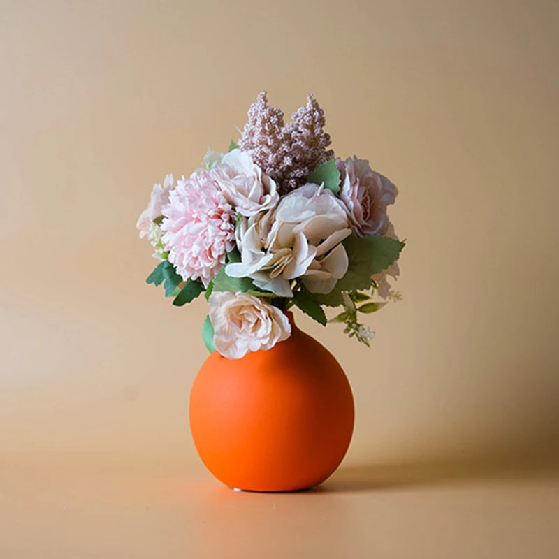 Vase Sienne boule terracotta garni de fleurs
