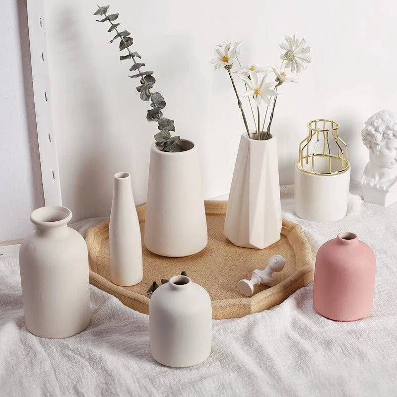 Vases Sable en céramique mate greige groupés sur un plateau en bois