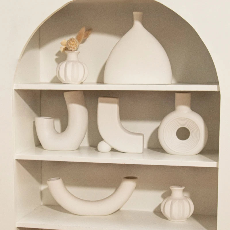 Collection de vases Arche disposés dans une niche arrondie