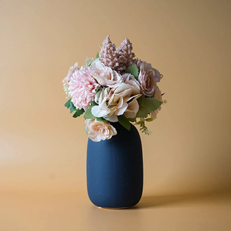 Vase Sienne galet bleu nuit avec un bouquet de fleurs