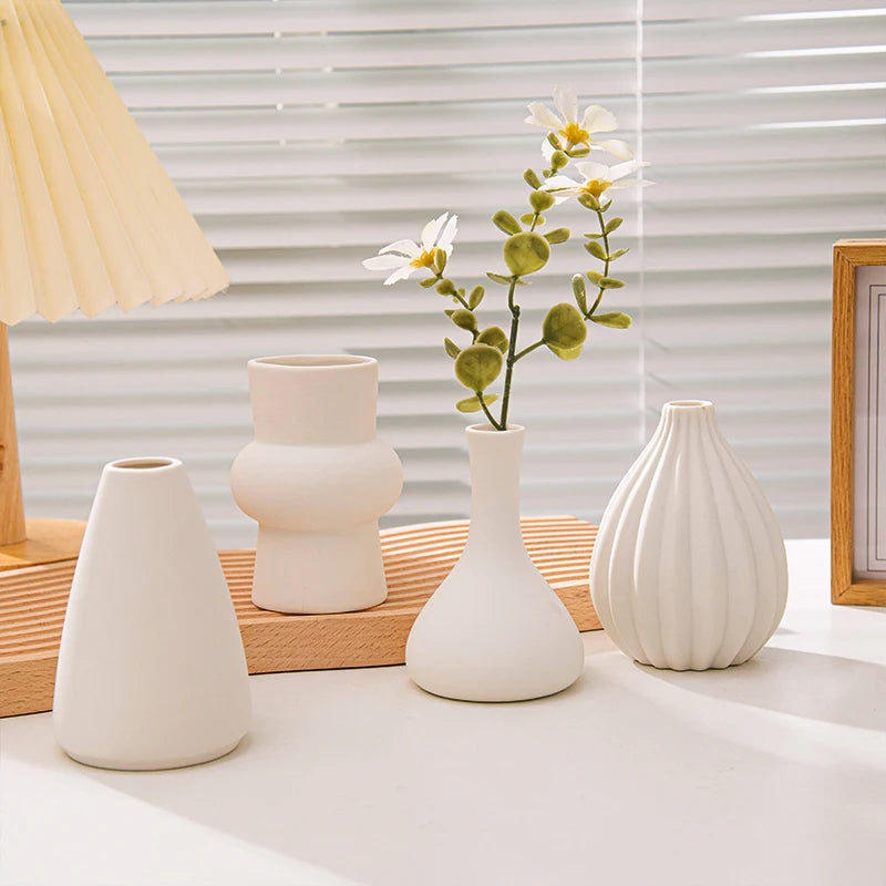 Vases Sable greige posés sur une table près d'une fenêtre