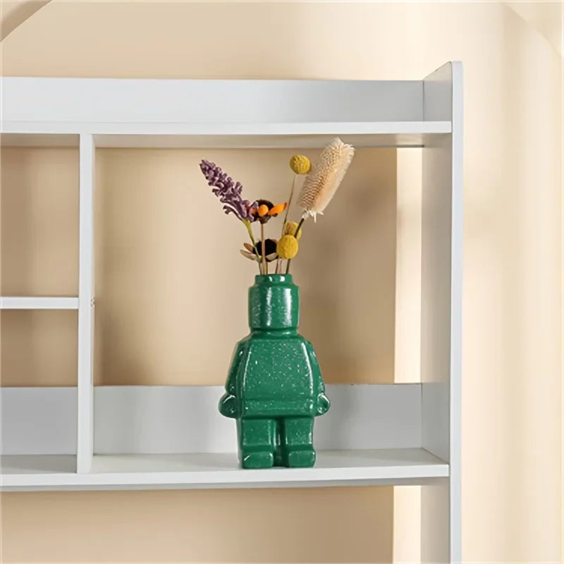 Vase Figura vert moucheté sur une étagère avec des fleurs séchées