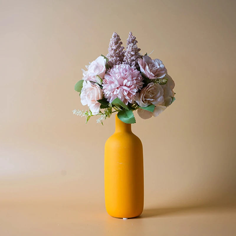Vase Sienne bouteille ocre avec un bouquet de fleurs