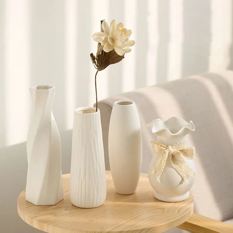 Trois vases cannelés blancs sur un plateau en bois
