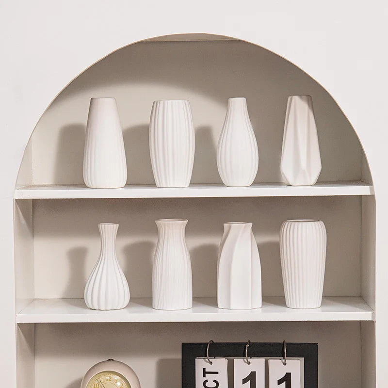 Vases cannelés blancs OCRA alignés sur une étagère