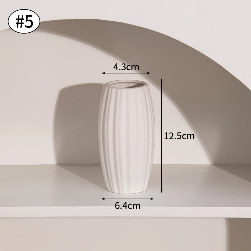 Vase Onde oblique cannelé blanc en céramique, 12,5 cm