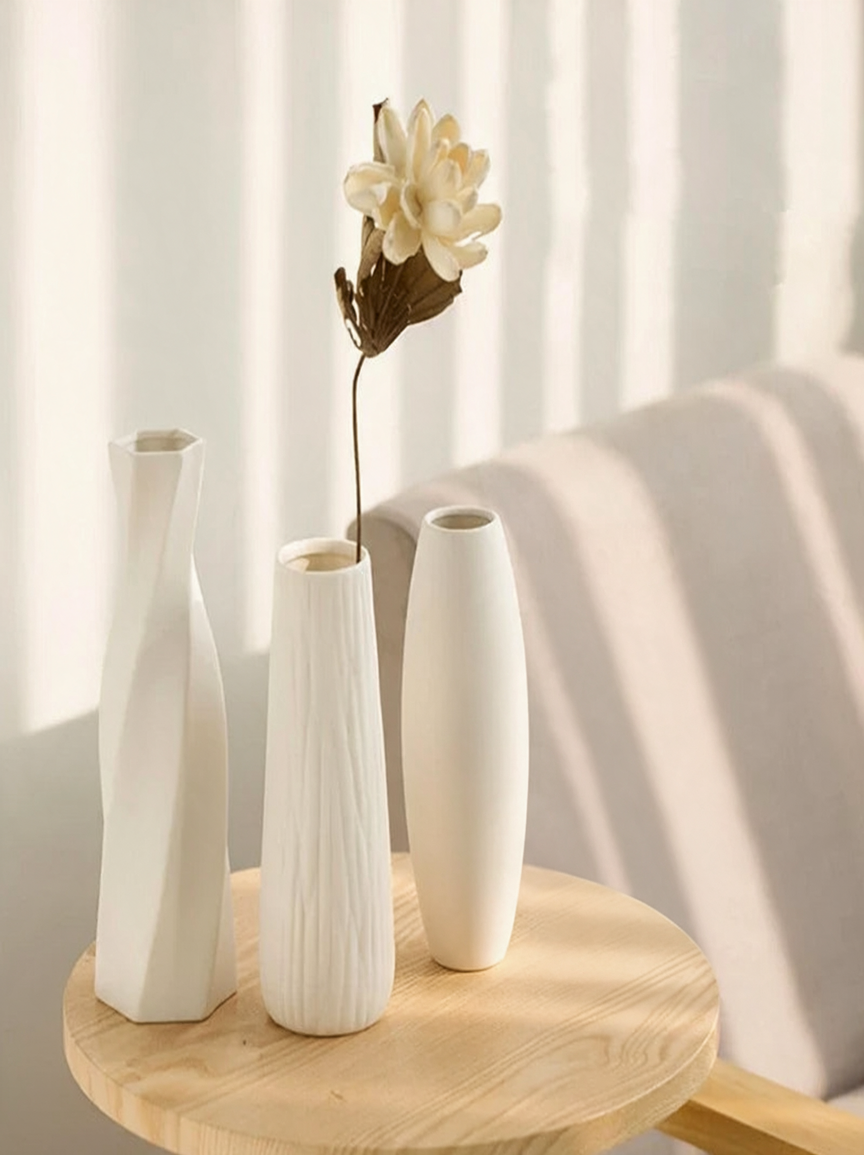 Trois vases Onde cannelés blancs sur un plateau en bois clair