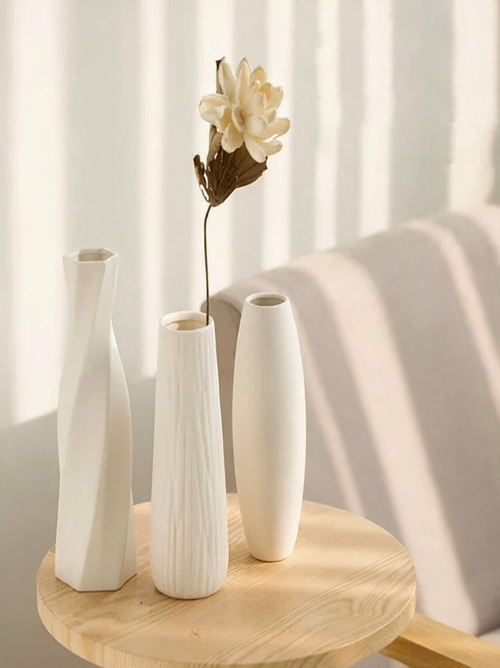 Trois vases Onde cannelés blancs sur un plateau en bois clair