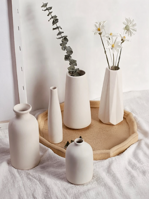 Soliflores Sable en céramique mate crème sur un plateau en bois et un drap de lin