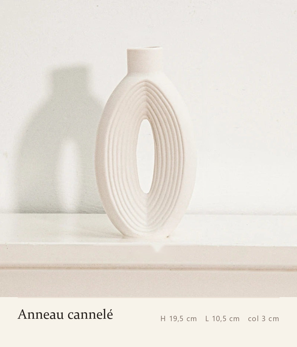 Vase Arche anneau cannelé en céramique blanc cassé, hauteur 19,5 cm