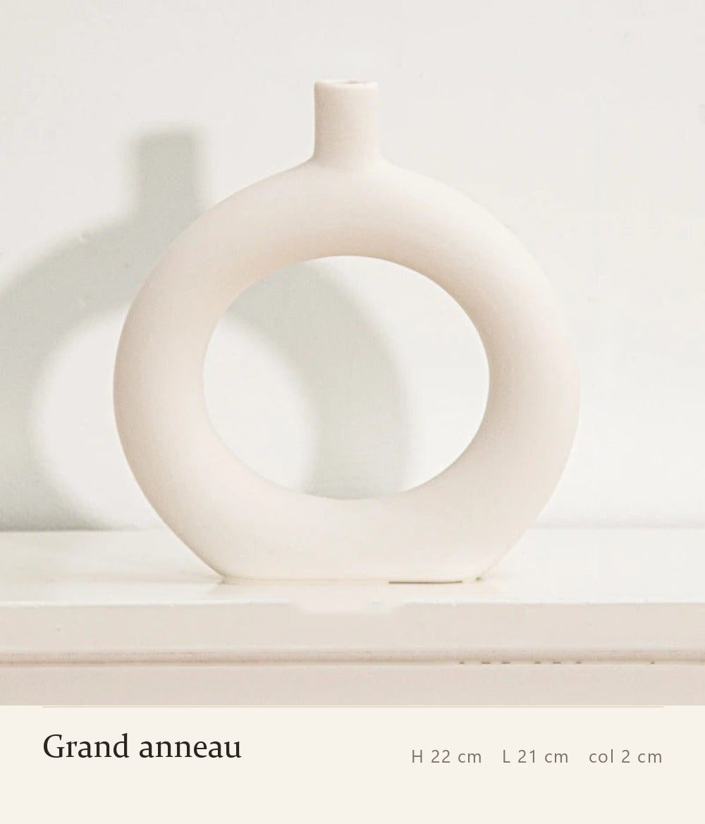 Vase Arche grand anneau en céramique blanc cassé, hauteur 22 cm