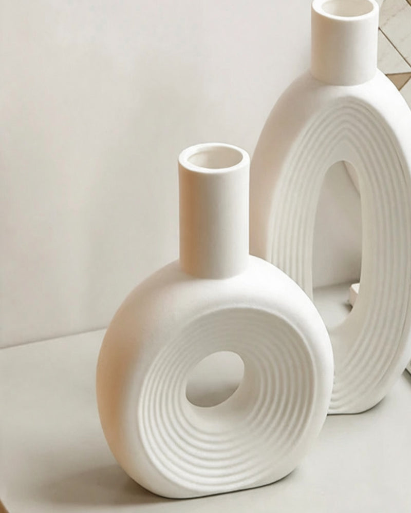Deux vases anneau en céramique nervurée blanc cassé