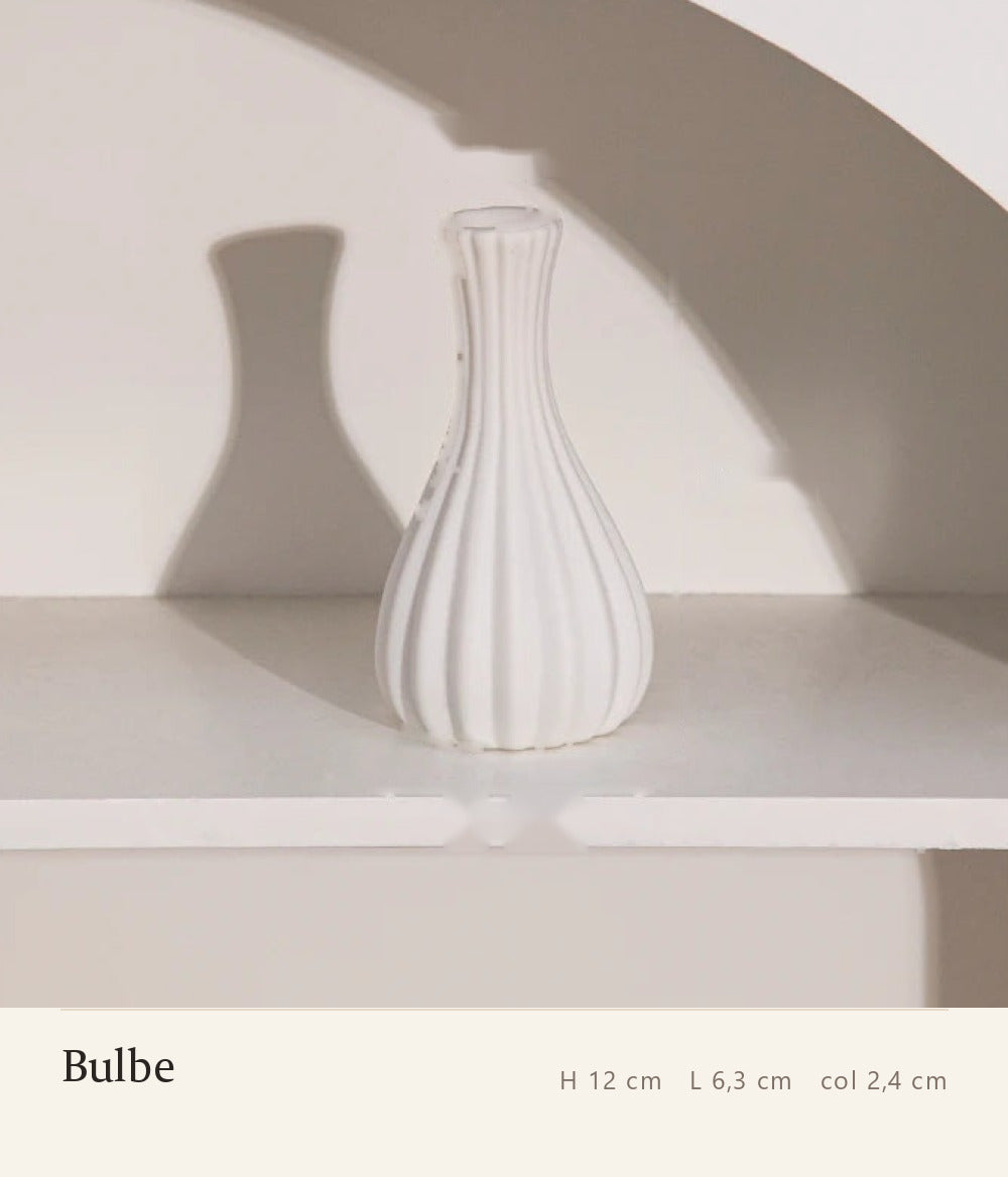 Vase Onde bulbe cannelé en céramique blanche, hauteur 12 cm