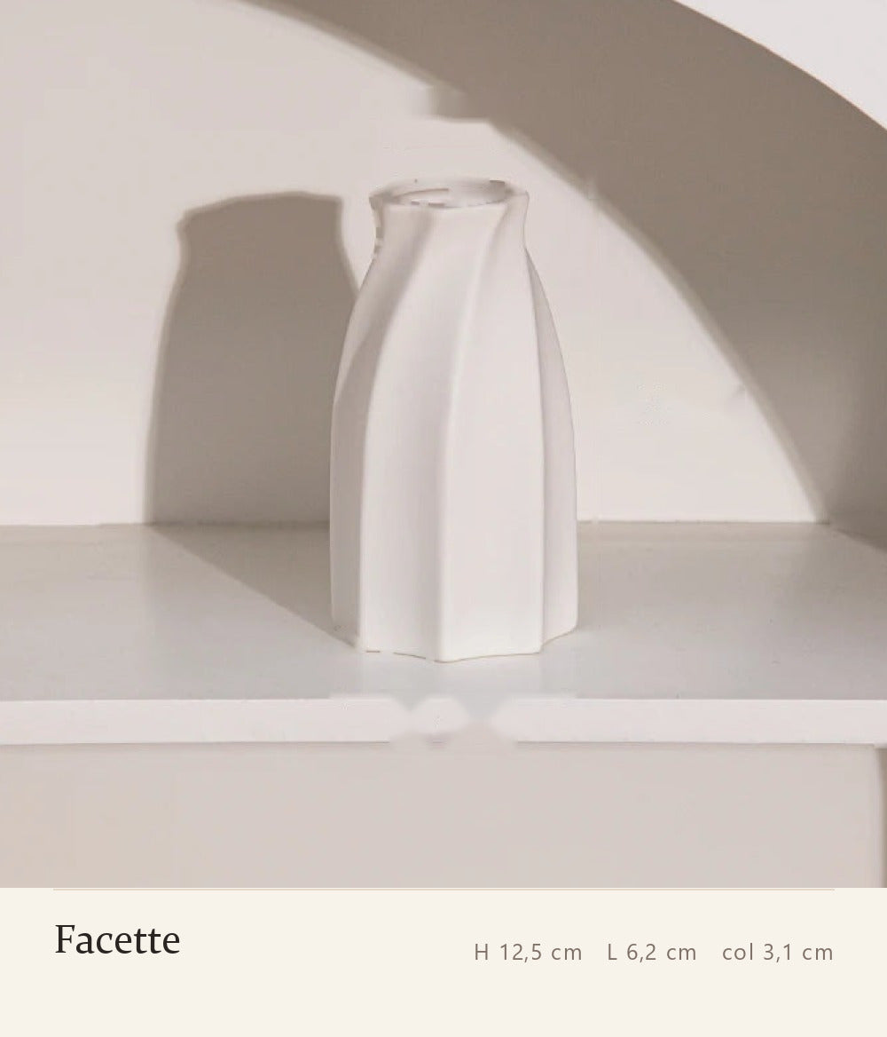 Vase Onde facette cannelé en céramique blanche, hauteur 12,5 cm