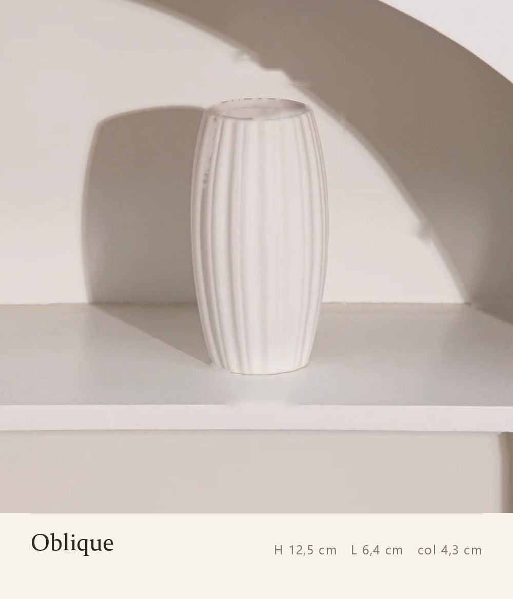 Vase Onde oblique cannelé en céramique blanche, hauteur 12,5 cm