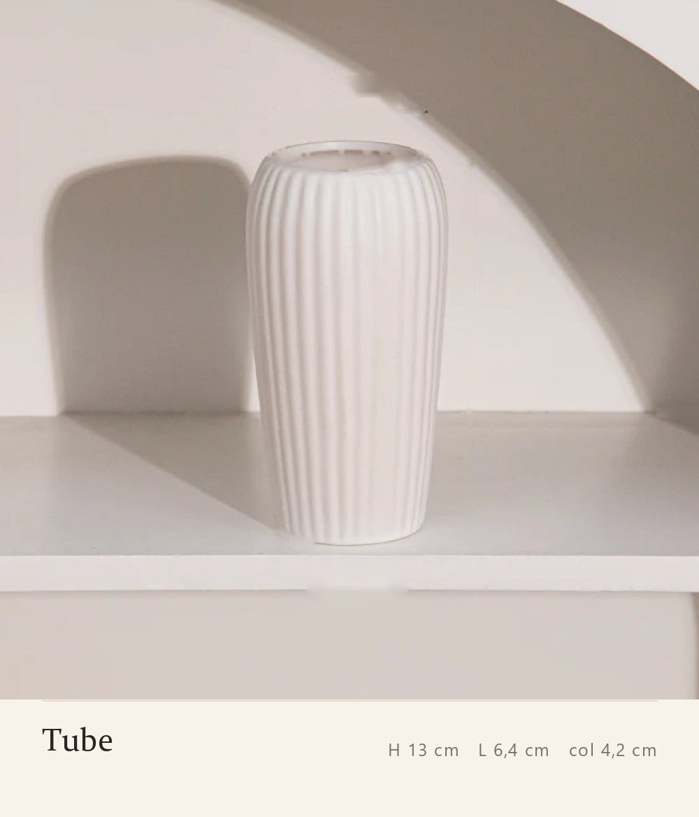 Vase Onde tube cannelé en céramique blanche, hauteur 13 cm